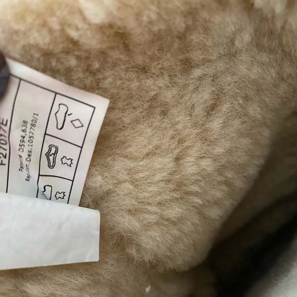 CLASSIC UGGS! Wear them rolled up or down!! Well loved w/ LOTS of life left 😎😎 - Picture 9 of 12